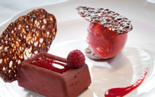 Choco framboise : crémeux chocolat noir et son coeur de framboise, croustillant praliné, sorbet fruits rouges